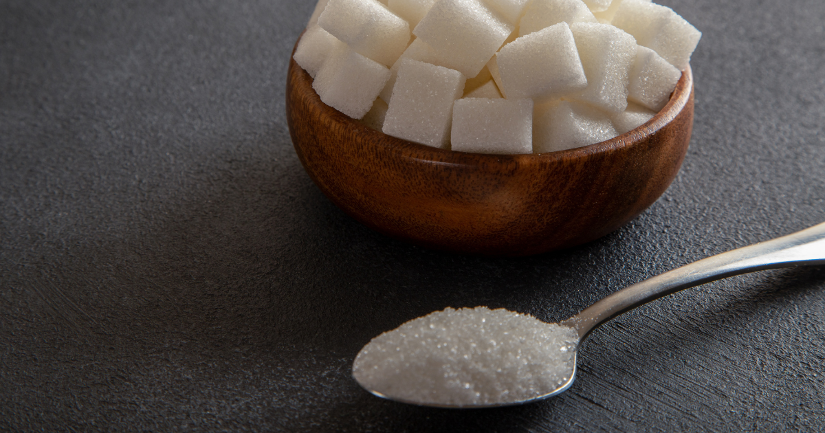 為什麼要戒糖？  許多人認為只要健檢報告正常，血糖指標沒問題，就不必擔心糖的攝取。然而，2023年英國醫學期刊（BMJ）的研究顯示，糖與多達18種代謝疾病、10種心血管疾病及7種癌症相關。因此，每日糖攝取量應控制在25克以內，以保護健康。  根據世界衛生組織（WHO）的建議，每日糖攝取量應控制在總熱量的10%以內，最好不超過5%。以2000大卡的飲食為例，每天不應超過50克糖。然而，日常飲食中許多隱形糖容易讓我們不知不覺超標。