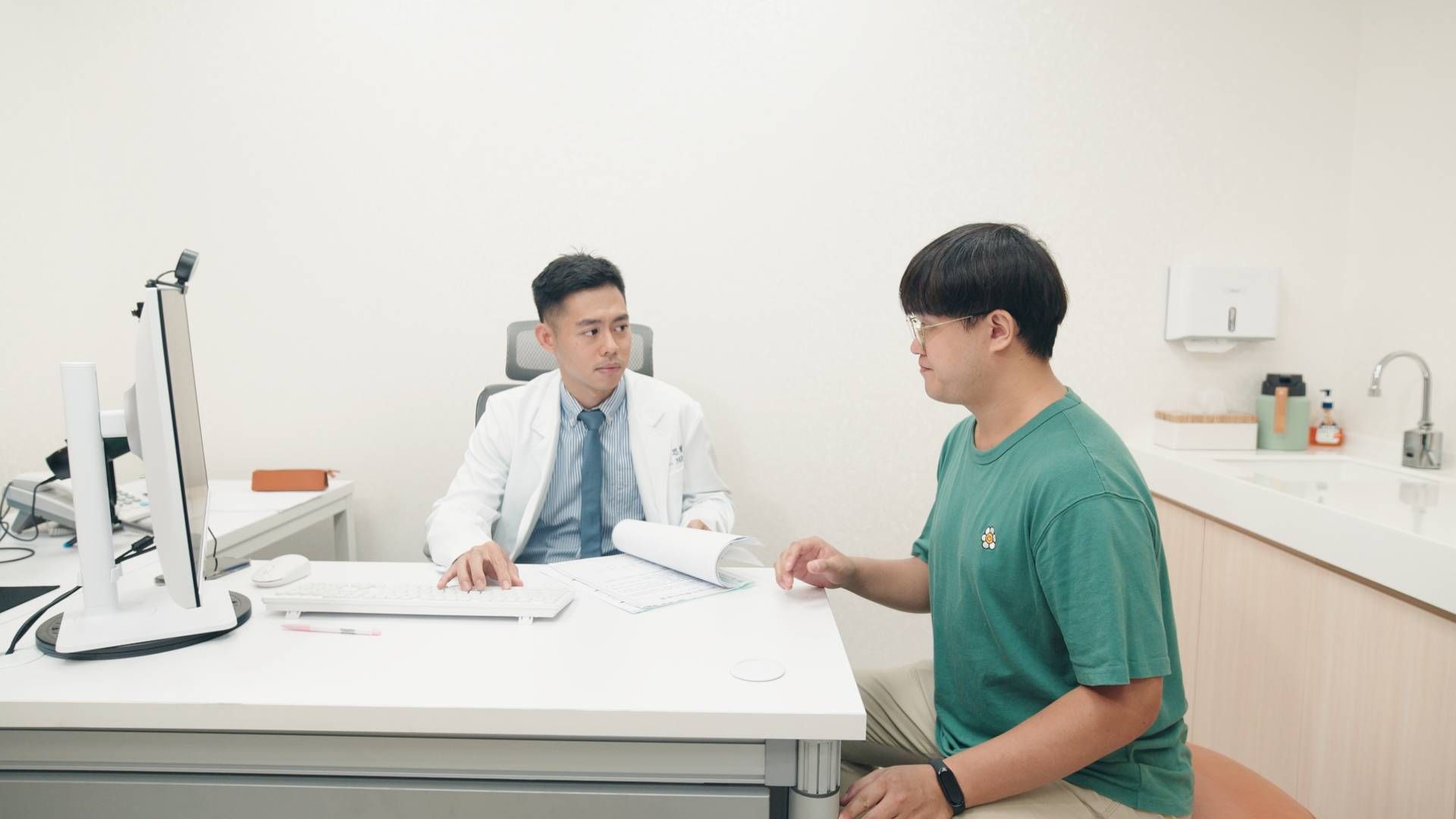 世偉的生化數據顯示，有高血脂、中度脂肪肝、三酸甘油脂偏高，以及輕度胰島素阻抗，血糖則正常。思思醫師指出，「很多人對肥胖誤解，認為一定是高血糖、胰島素阻抗很嚴重；其實每個人肥胖的成因各異，需要專業醫師分析找到對的治療法。」 思思醫師進一步說明：「世偉的抽血數值看似健康，但是肥胖的問題，主要來自脂肪肝、胰島素阻抗、個人基因造成基礎高食慾易飢餓，以及還在讀書的高壓力，讓他的身體代謝能力低落，我們以調理世偉荷爾蒙平衡的方式，來改善上述問題，進一步幫助逆轉肥胖疾病。」 世偉表示，「在高雄初日診所，我才發現自己存在與進食有關的基因傾向。這讓我非常驚訝，難怪我無時無刻都覺得好餓！」