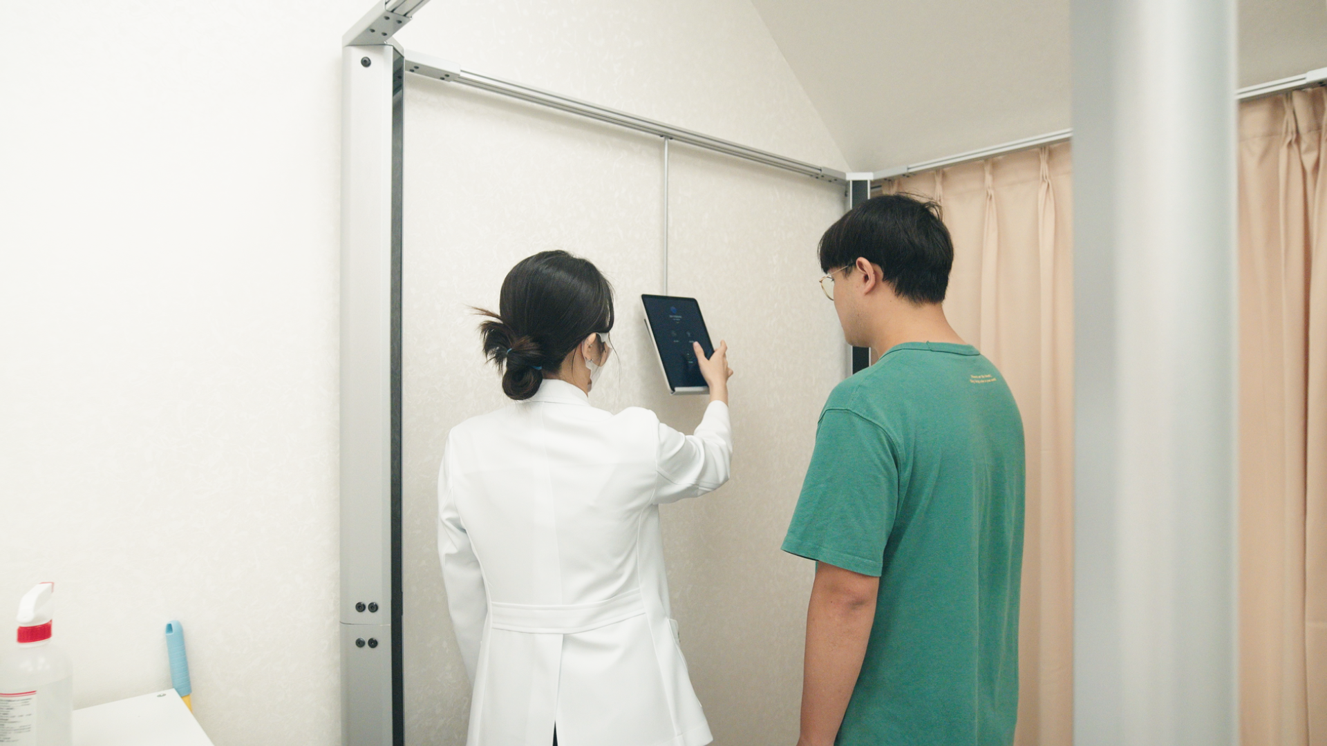 思思醫師從改善脂肪肝、三酸甘油脂等問題下手，同時運用肥胖基因檢測，指導世偉以正確的飲食方法，來逆轉「食控制」較差的體質。 思思醫師說，「世偉原來的健康飲食，對他不一定真的健康，例如：他吃的澱粉類食物比重過高，我建議他降低為減糖/醣飲食，但是不能讓世偉完全斷糖，這樣反而讓他的壓力大之下更容易暴食；因此是教導他正確的營養比例（211餐盤），配合少量的藥物，初期降低他的飢餓感不要那麼嚴重」 在運動方面，思思醫師進一步說明，世偉有「體代謝」高的基因，運用這項優勢，鼓勵他初期多做騎腳踏車等低強度運動，等到世偉體重下降到一定程度，再鼓勵他做中高強度的運動，成功加速代謝體脂肪。 世偉說，「我學到了以前完全不知道的健康知識：包括脂肪的代謝途徑，我的脂肪肝是造成體重的大問題，尿酸過高也是問題之一，還有，飲食很多雷區要避免，我以為玉子燒是蛋很健康，但其實會放糖，以及要斷除含糖飲料、減少澱粉類食物的攝取」