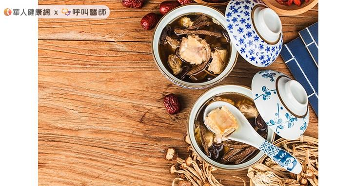 受孕的根本在於腎,腎陽虛或是腎陰虛都可能造成懷孕的困難,若屬陰虛型易出現五心煩熱,常感到燥熱而睡眠不佳,治療可服用左歸丸來滋陰補腎;陽虛型則容易腰膝痠軟,較為怕冷,治療可服用右歸丸來溫補腎陽。